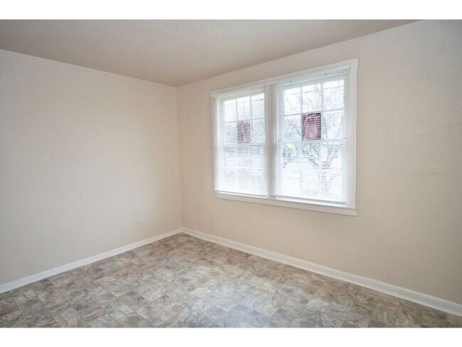 Building Photo - Cozy Renovated 2 BR Near Downtown