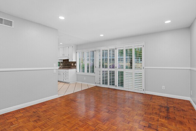 Building Photo - 910 Daisy Ave
