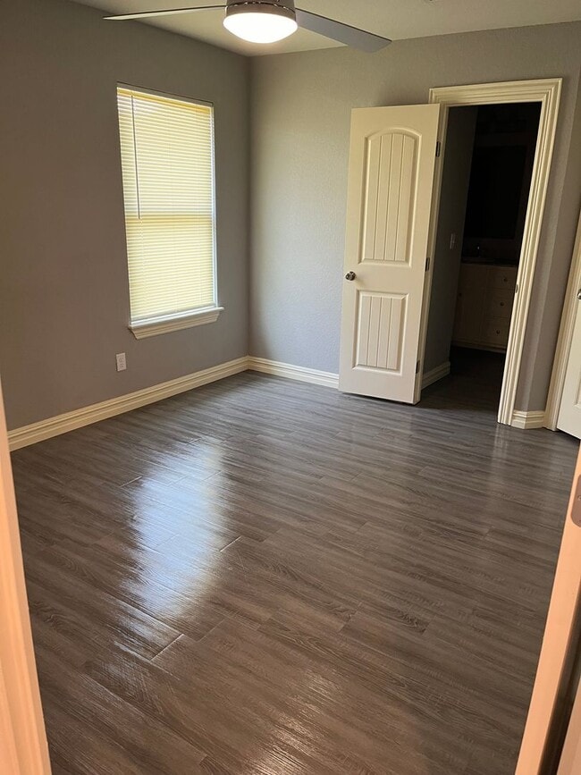 Building Photo - Move in Special on this beautiful townhous...