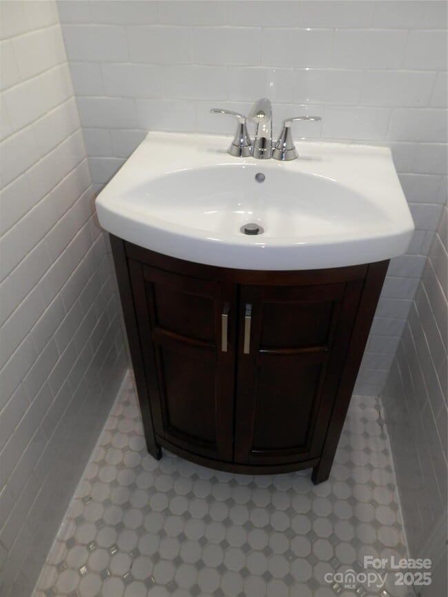 Building Photo - 1332 Edgewater Dr