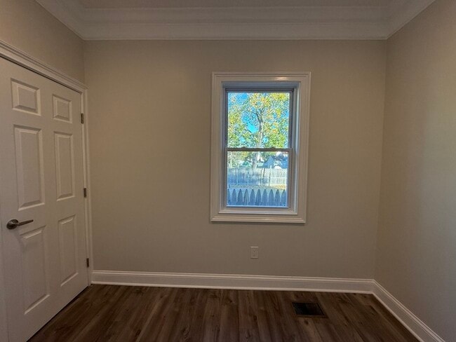 Building Photo - 4 Dresser Ave