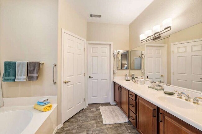 Building Photo - 16418 W Desert Lily Dr