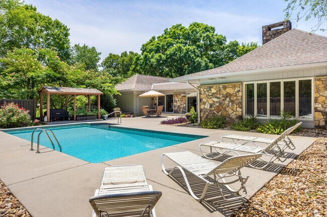 Building Photo - 615 Springhill Dr NE