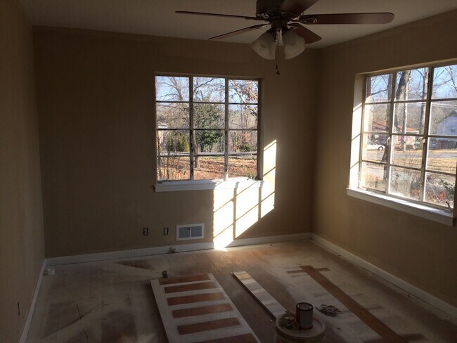 Building Photo - 2716 Wood Dr NE