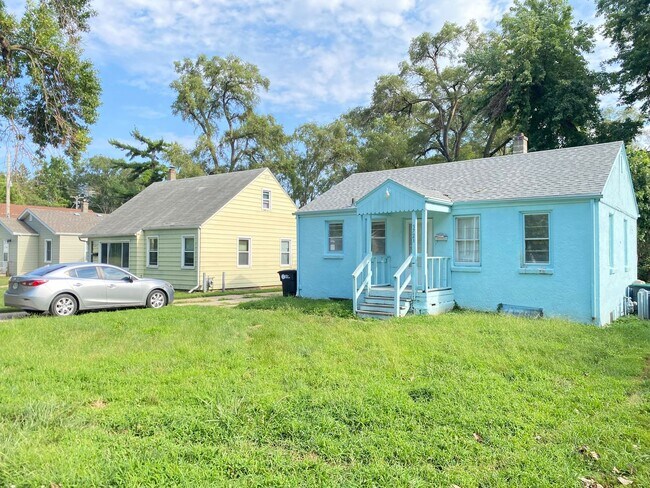 Primary Photo - Cozy 4 bed 1.5 bath with a detached garage
