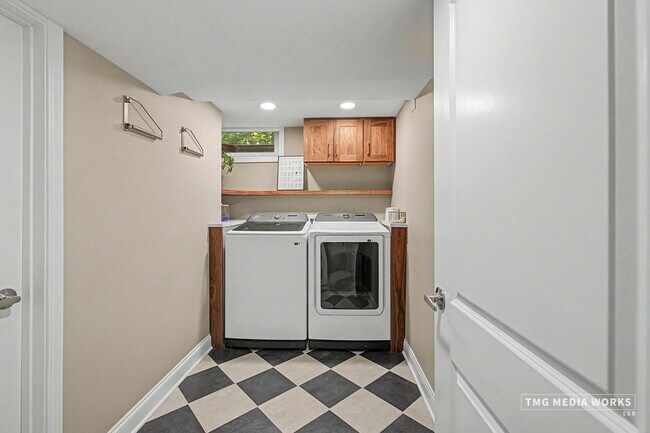 Building Photo - 5S637 Vest Ave