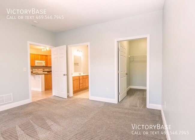 Building Photo - 604 Creekside Ln
