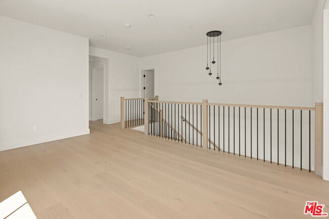 Building Photo - 306 S Anita Ave