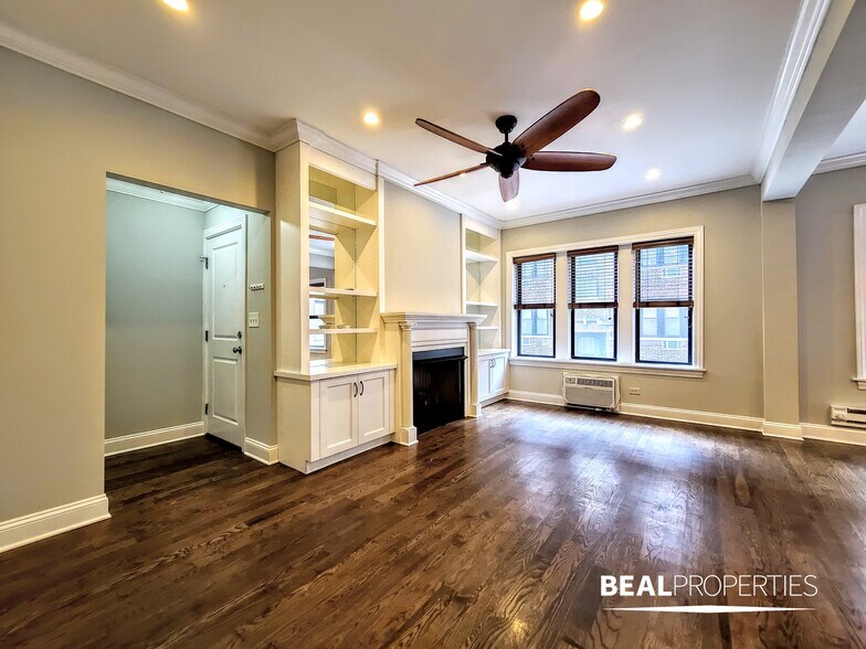 Building Photo - 744 W Addison St