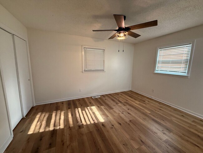 Building Photo - 3 bed 2 bath in the heart of the city
