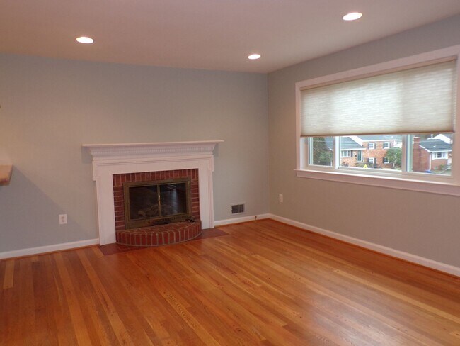 Building Photo - Beautiful Three Bedroom House in N Arlington; Dominion Hills