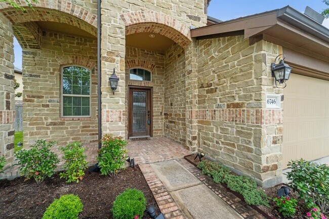 Building Photo - 16746 Highland Country Dr