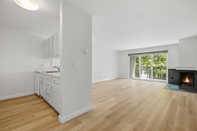 Building Photo - Mercer Island Condo with Reserved Parking & In-Unit Laundry!