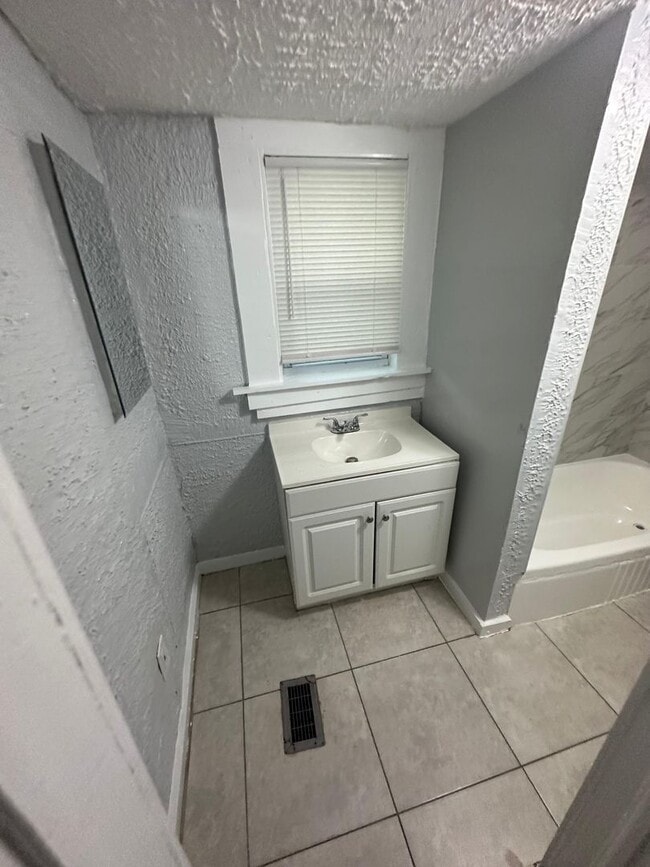 Building Photo - Fully Renovated 2/1 Single Family Home Rea...