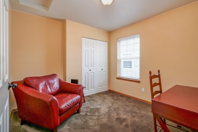 Building Photo - in town Kingston 3 bedroom townhome now available