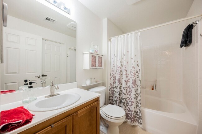 Building Photo - Beautiful 2 bedroom condo-North Las Vegas