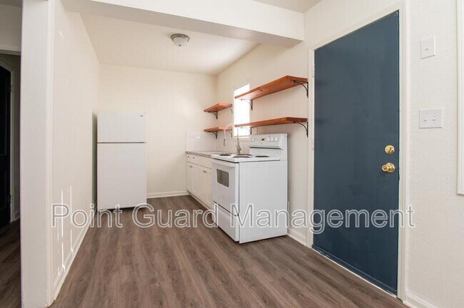 Building Photo - 813 S Beverly St