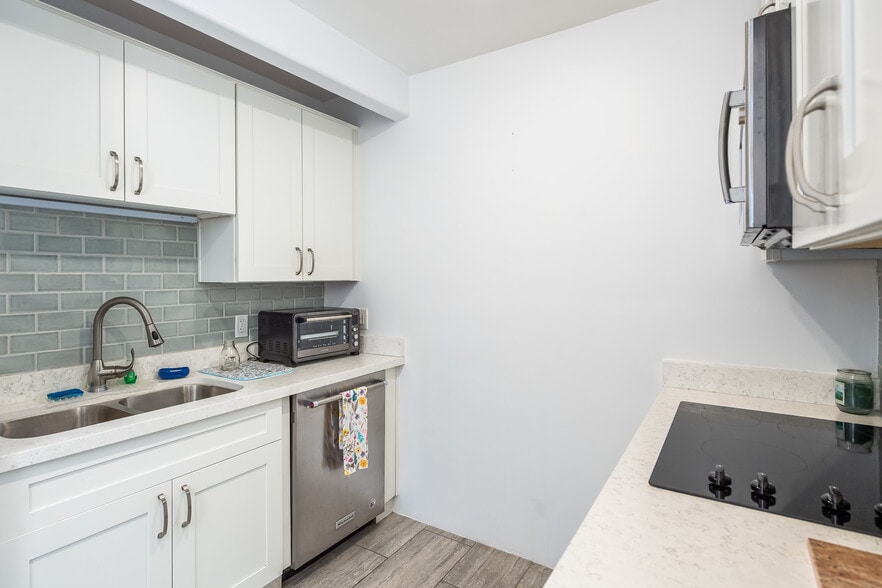 Building Photo - 350 Panorama Blvd