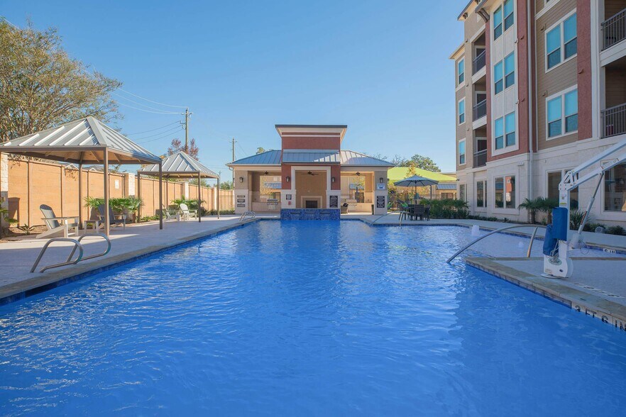 CABANA AND GRILLING AREA - Regency Lofts