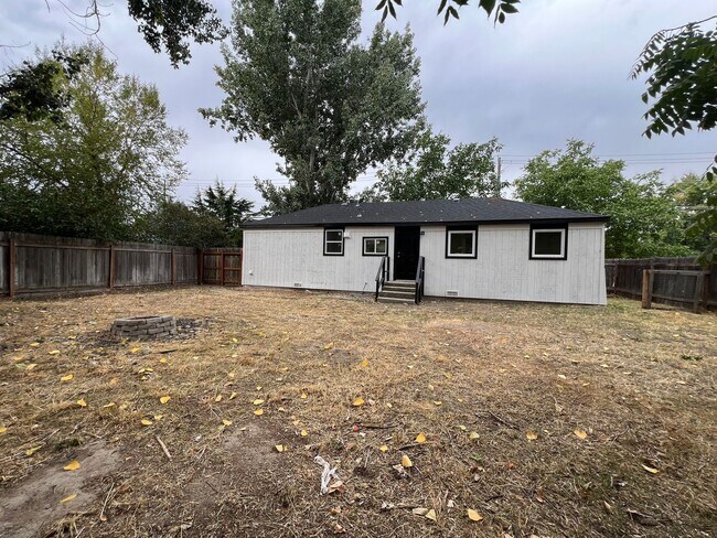 Building Photo - Cute newly remodeled 2 bed 1 bath home on ...