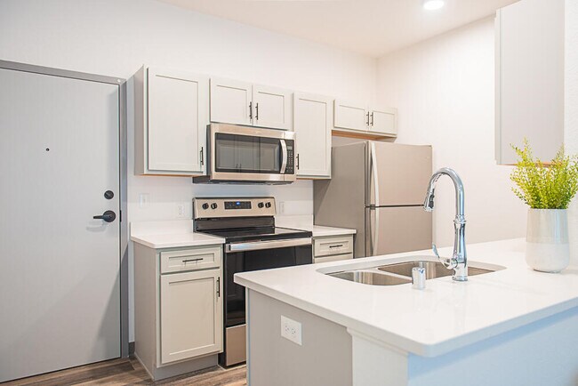 Primary Photo - 2075 N Cambridge Ave
