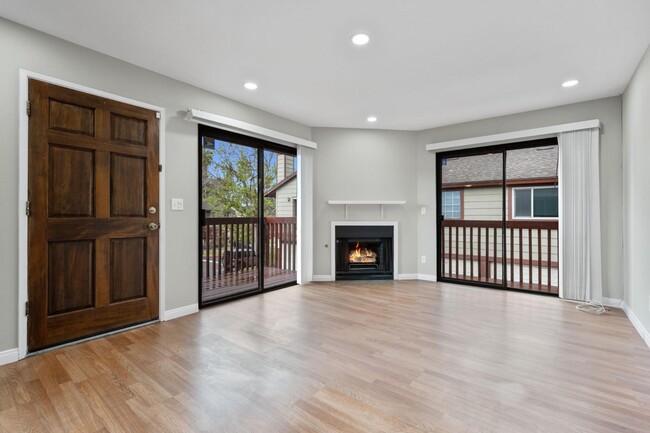Building Photo - 850 Tamayo Dr