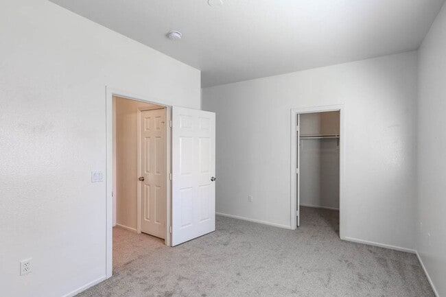 Building Photo - 4 Bed and 4 Bath Townhome In Gated North Las Vegas Community