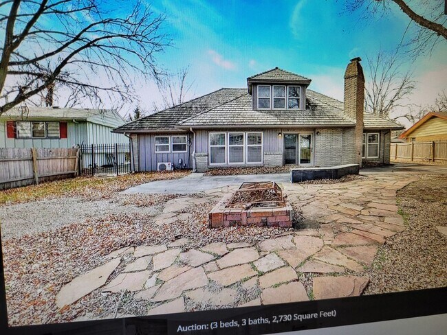 Building Photo - 3 Bed  2 1/2 Bath