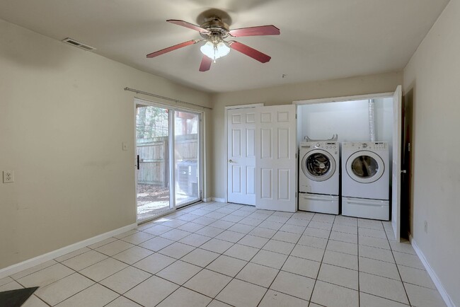 Building Photo - 3BD/2.2BA Fabulous End-Unit Townhome in Columbia