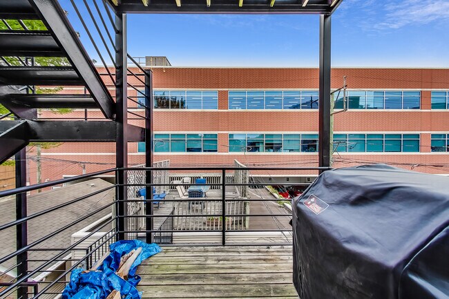 Building Photo - 1330 W Fletcher St