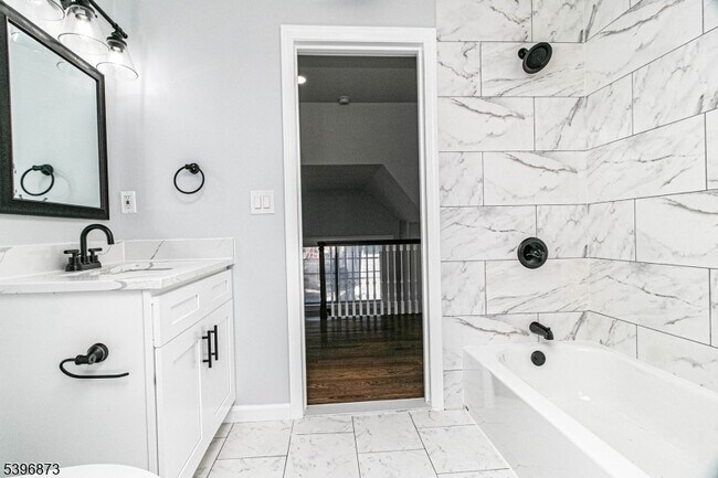 Building Photo - 10 Codington Pl