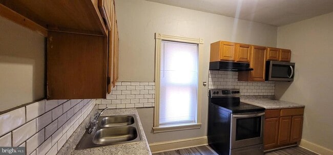 Building Photo - 136 Elm St