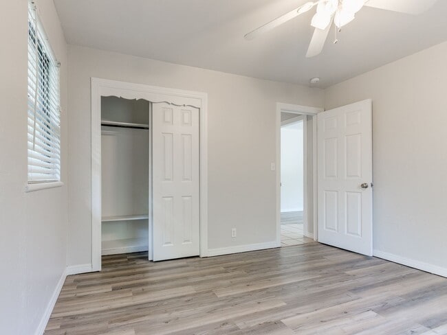 Building Photo - 3 Bedroom 1 Bath Home w/ 2 car garage in Shawnee