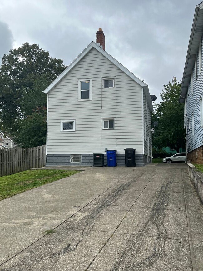 Building Photo - Old Brooklyn Area - 3 Bedroom Single Famil...