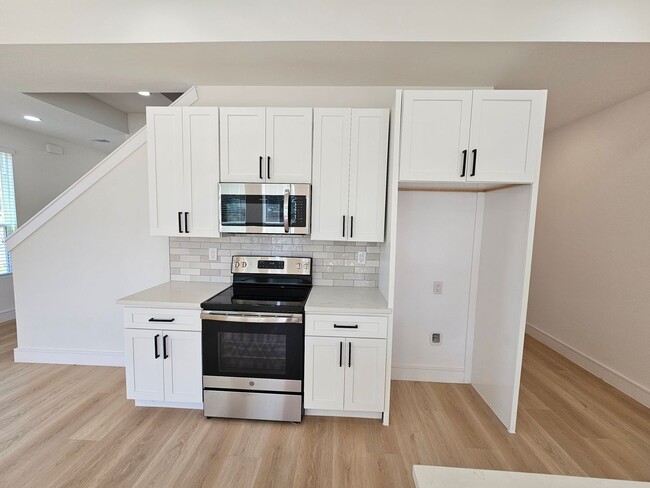 Building Photo - Ready for immediate move in!