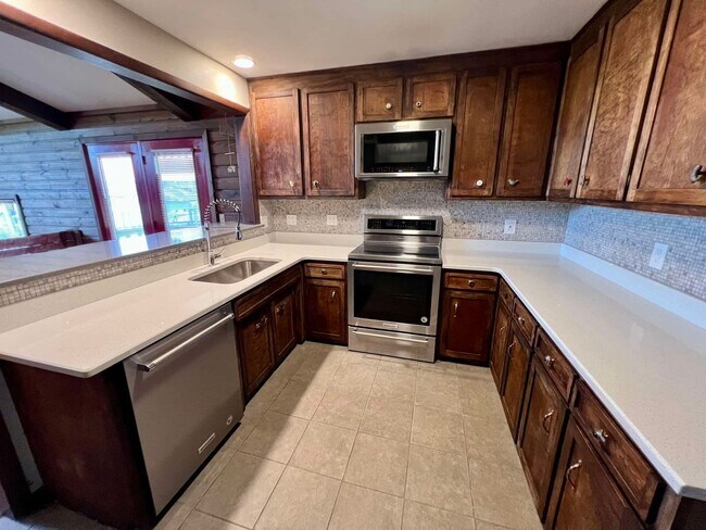 Building Photo - Cabin Style Home on Equestrian Farm *Priva...