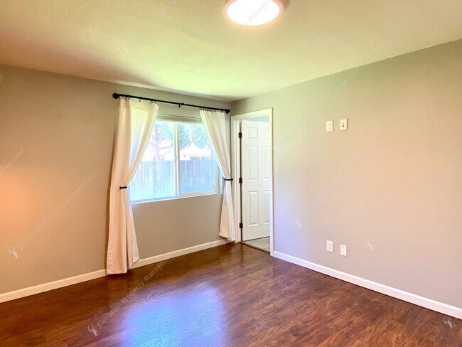 Building Photo - Charming Bend Home | Single-Story Living