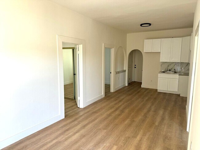 Building Photo - 4 Bed 2 Bath in Echo Park with Back Patio