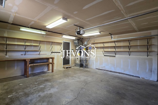 Building Photo - Spacious 3BD/2BA Yakima Home w/ Fireplace, Fenced Yard & 2-Car Garage – $500 Move-In Special
