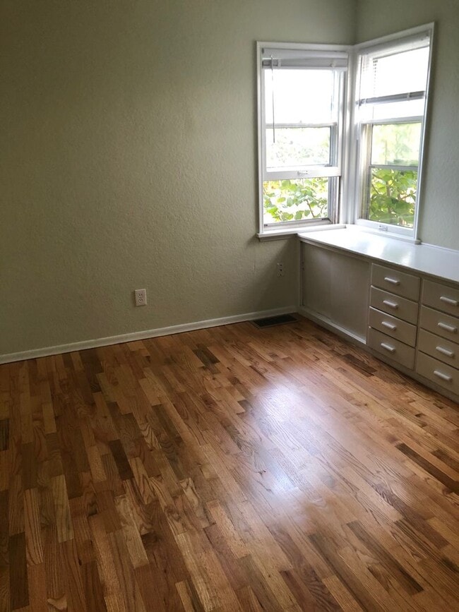 Building Photo - Home in Bremerton.