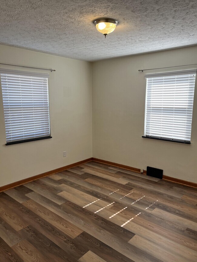 Building Photo - 120 Parker Dr