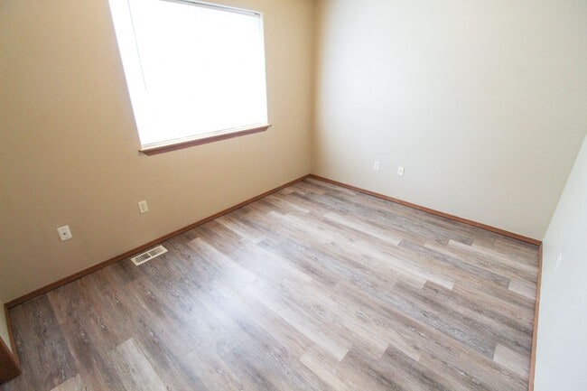 Building Photo - 407 E 8th Ave