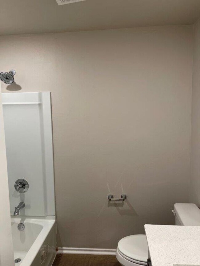 Building Photo - 3 bed 2 bath town home in Putnam City Scho...