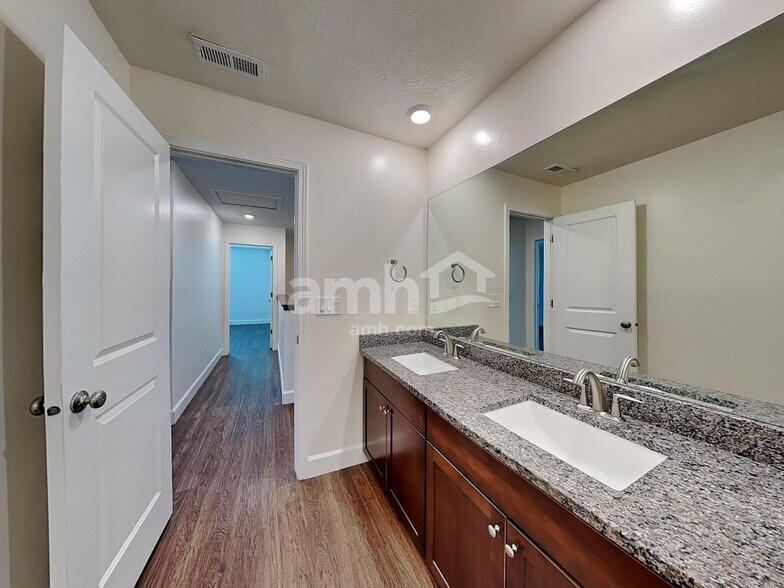 Building Photo - 2325 S Wild Horse Way