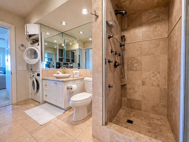 Building Photo - Waikiki Beach Front Condo! 1Bd/1Ba/1Prkg Furnished, W/D, Elec included, & MORE!