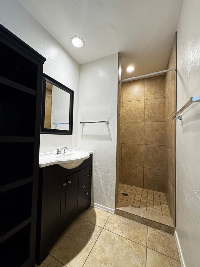 Building Photo - Eastside (Broadway and Wilmot) 3 bedroom, ...