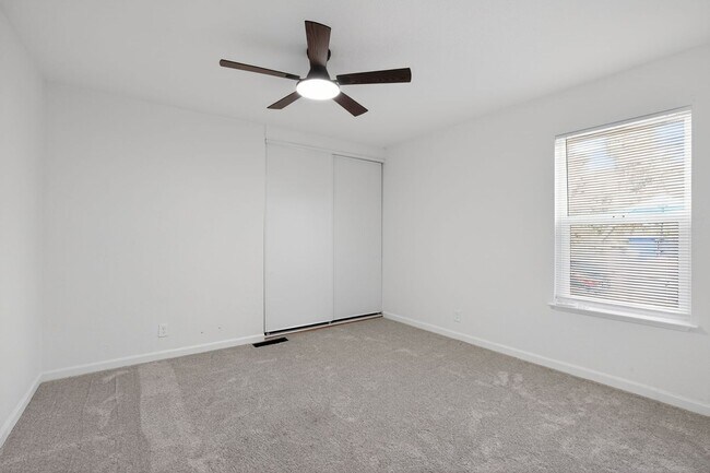 Building Photo - 2230 Sol St