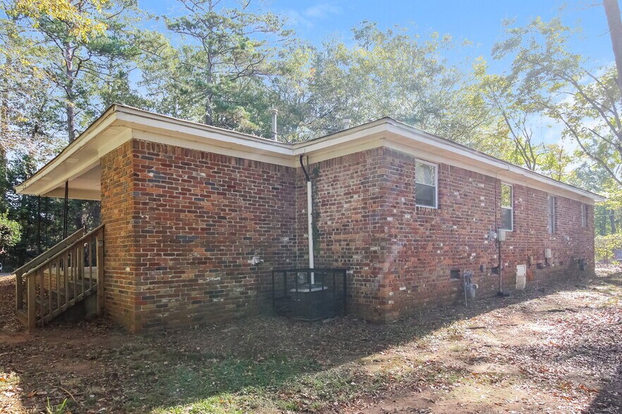 Building Photo - 5151 Hillside Dr NW