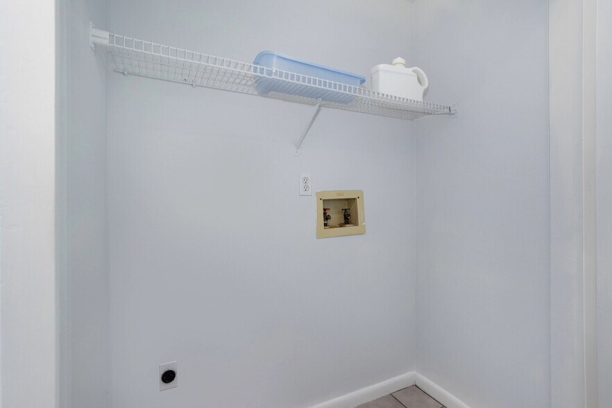 Building Photo - 3221 Pershing St