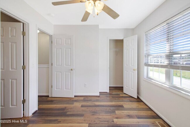 Building Photo - Short Term Townhome Available ASAP!